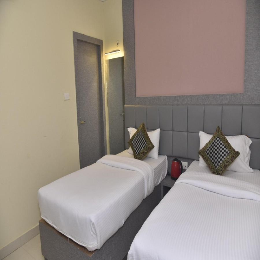 Hotel Tridev Grand فاراناسي المظهر الخارجي الصورة