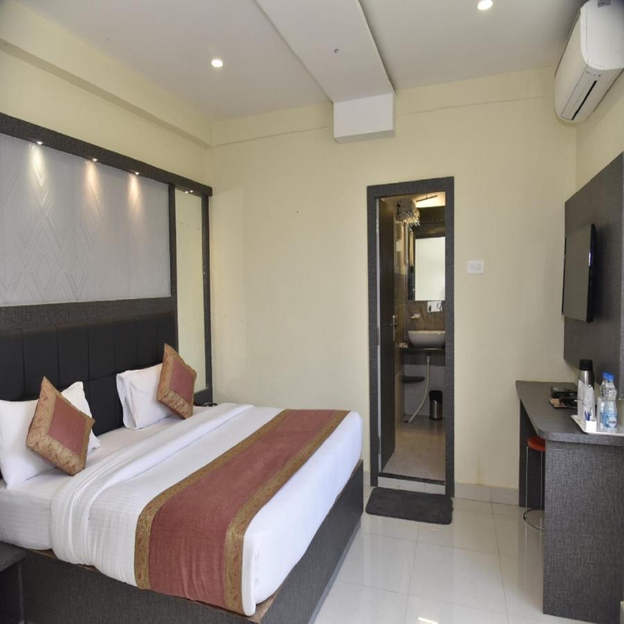 Hotel Tridev Grand فاراناسي المظهر الخارجي الصورة